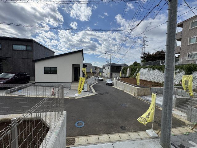 柏市酒井根２丁目新築戸建【酒井根小学校：7分】の前面道路含む現地写真|南側前面道路・幅員約5.5ｍ