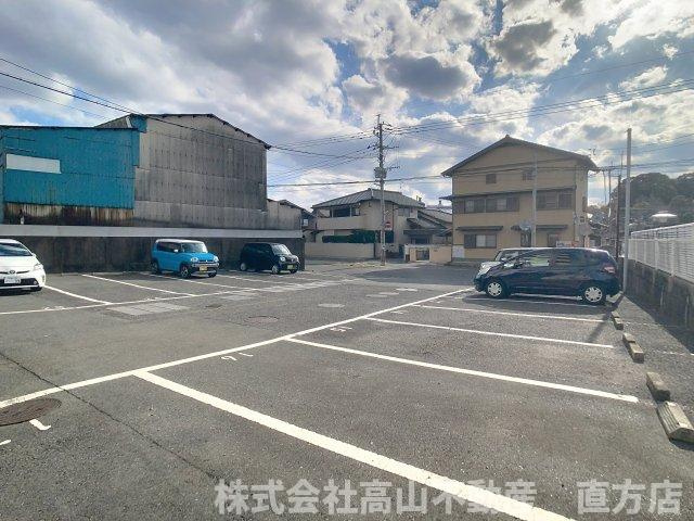 直方市新知町の賃貸マンションの駐車場