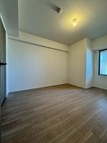 ランフォルセ香里園の洋室|約5.9帖。納戸もお部屋としてご利用いただけます！
