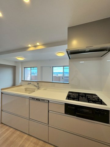 ランフォルセ香里園のキッチン|食洗器付きシステムキッチン。広々キッチンでお料理もはかどります！
