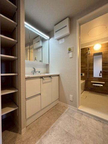 ランフォルセ香里園の独立洗面台|洗面台下は日用品もたっぷり収納できます。
リネン庫として利用できる可動棚付きです。