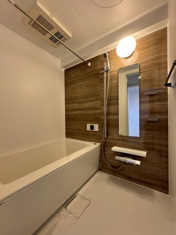 ランフォルセ香里園の浴室|ゆったり足を延ばせる広さのある浴室です。
雨の日や梅雨の時期に大活躍の浴室乾燥機付きです。