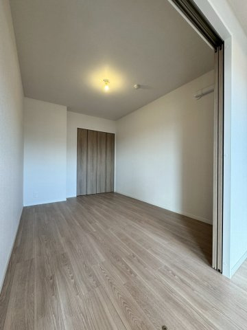 ランフォルセ香里園の洋室|約5.5帖のリビングに隣接する洋室。
間仕切り扉をあけて開放的に利用することができます。