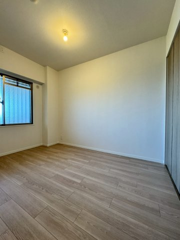 ランフォルセ香里園の洋室|約4.8帖。全居室収納付きのお部屋です。