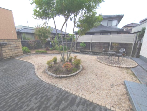 【庭】 | 広々としたお庭です。
夏にはBBQや花火、プールもおけるので充実した生活を送れます。