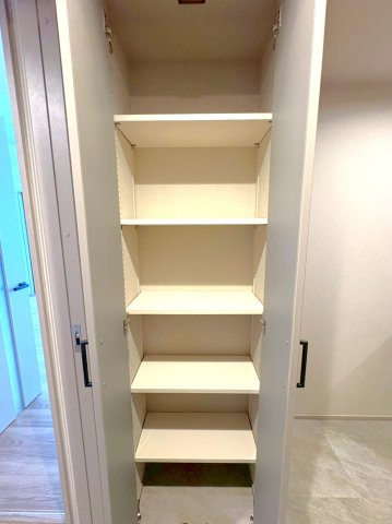 ２０２５年８月フルリフォーム済◆広々リビングの３ＬＤＫ◆ペット飼育可◆ザ・京都レジデンス御所南の洗面所|洗面室：収納