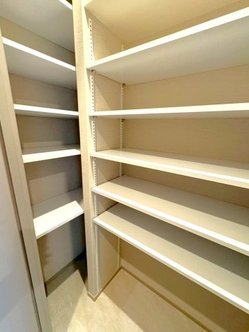 ２０２５年８月フルリフォーム済◆広々リビングの３ＬＤＫ◆ペット飼育可◆ザ・京都レジデンス御所南の玄関|シューズボックス