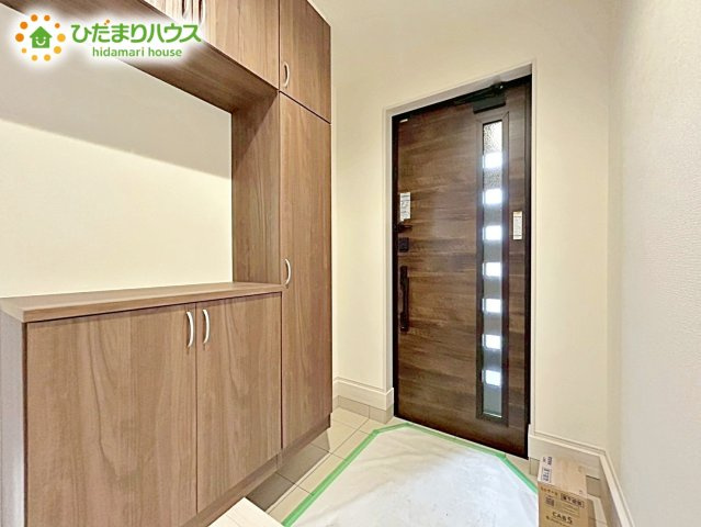 【玄関】 | ひたちなか市稲田10期　新築戸建　1号棟 | 小窓が付いているドアなので明るいスペースになっています♪