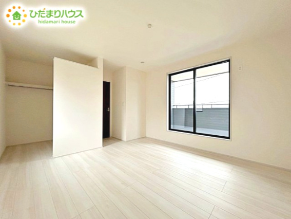 【寝室】 | ひたちなか市稲田10期　新築戸建　1号棟 | 広めの主寝室は、ベッドの他にもパソコンデスクやドレッサーなども置けちゃいます(*^-^*)