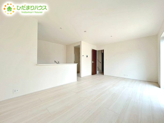 【居間・リビング】 | ひたちなか市稲田10期　新築戸建　1号棟 | お子様が元気に遊べる広々としたリビングです。