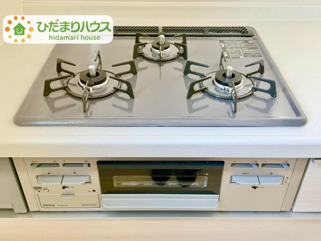 野田市清水619番1　新築戸建　C号棟のキッチン|3口コンロでお料理する時間も短くなりそうですね(*‘∀‘)							
