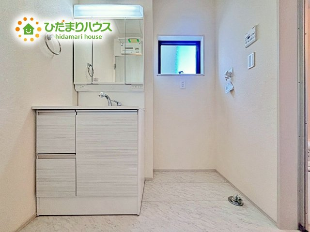 【その他】 | ひたちなか市稲田10期　新築戸建　2号棟 | 大きな三面鏡の独立洗面。鏡の後ろは収納となっているのでスッキリと整理できます！