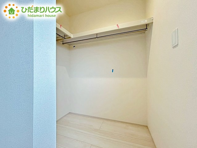 【収納】 | ひたちなか市稲田10期　新築戸建　2号棟 | 小物類から掃除機やシーズンオフの暖房器具といった大きいものまで1か所に収納できる、機能的な大容量ウォークインクローゼット付き(^^♪
