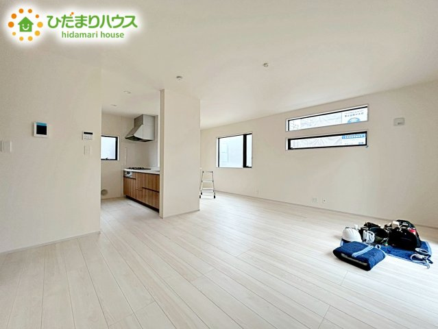 【居間・リビング】 | ひたちなか市稲田10期　新築戸建　2号棟 | 南向きのリビングではぽかぽかの日差しが感じられます☆彡