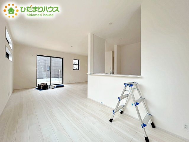 【居間・リビング】 | ひたちなか市稲田10期　新築戸建　2号棟 | リビングの大きな窓からは、暖かな日の光が降り注ぎます・・・