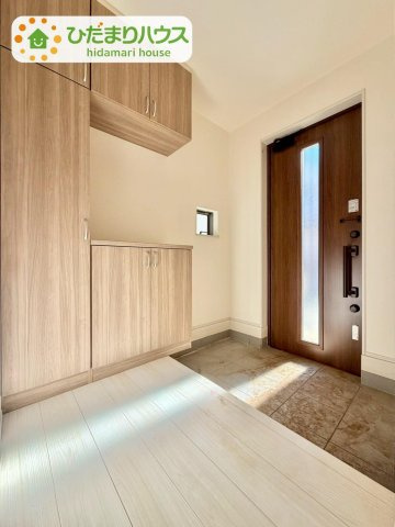 野田市清水619番1　新築戸建　D号棟の玄関|飾り棚としても演出できるコの字型の下駄箱で、お客様を心地よくお迎え♪							
