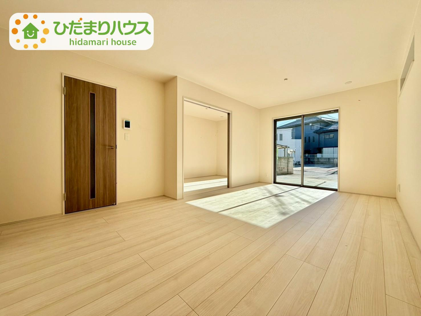 野田市清水619番1　新築戸建　D号棟の居間・リビング|"太陽の日差しがたっぷり入るリビング☆家族の笑い声が響く、一家団らんにふさわしいリビングです(^^♪"							
