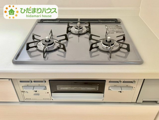 野田市清水619番1　新築戸建　D号棟のキッチン|3口コンロでお料理する時間も短くなりそうですね(*‘∀‘)						
