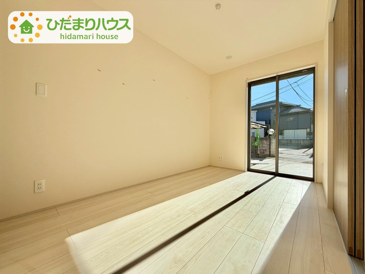 野田市清水619番1　新築戸建　D号棟の洋室|南に面した大きな窓から差し込む光で日中は電気いらず♪						
