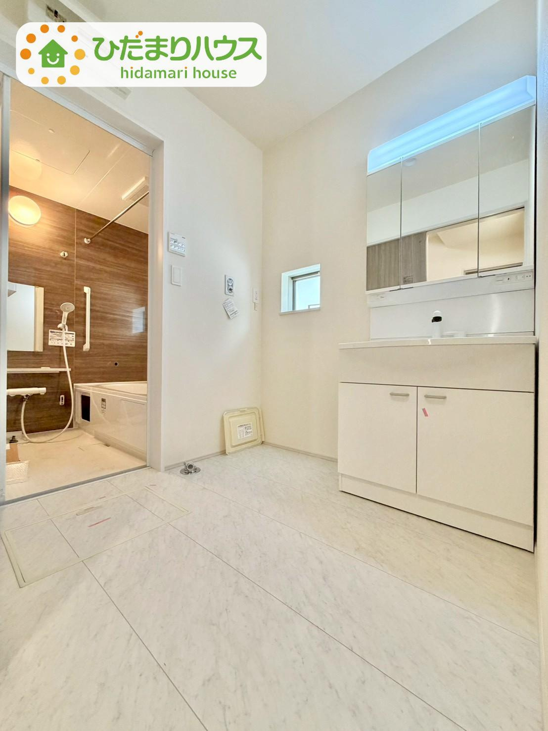 野田市清水619番1　新築戸建　D号棟の独立洗面台|大きな三面鏡の独立洗面。鏡の後ろは収納となっているのでスッキリと整理できます！							
