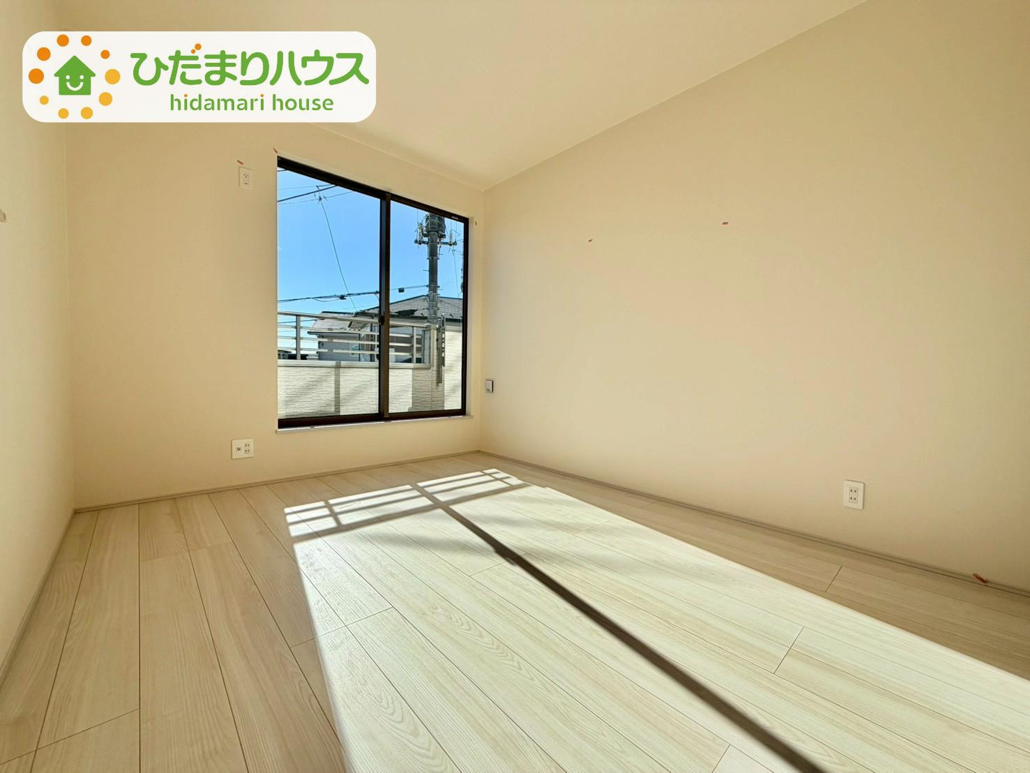 野田市清水619番1　新築戸建　D号棟の洋室|2部屋から出入りできるバルコニーで、お洗濯物の干し分けもできちゃいますね(^^♪							
