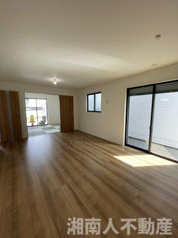 小田原市堀之内2期  新築戸建全7棟　1号棟の居間・リビング|おしゃれなリビングです