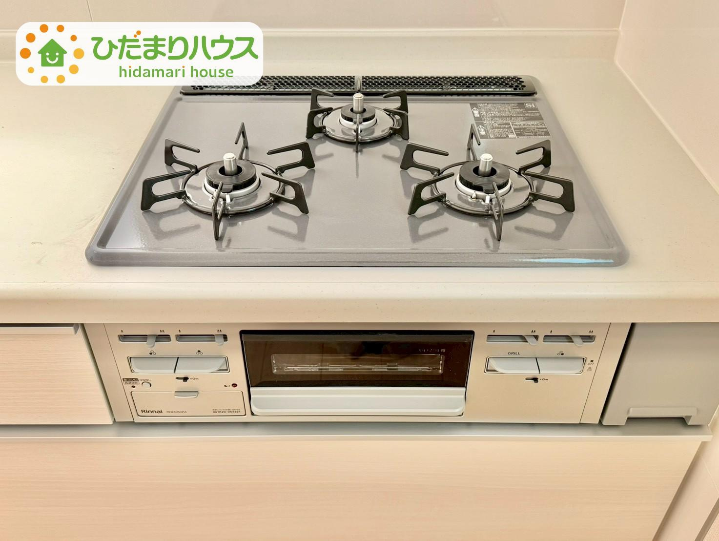 野田市清水619番1　新築戸建　E号棟のキッチン|3口コンロでお料理する時間も短くなりそうですね(*‘∀‘)						
