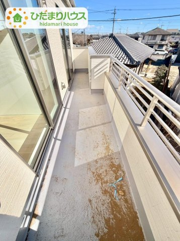 野田市清水619番1　新築戸建　E号棟のバルコニー|広々としたバルコニーは、大量の洗濯物を干しても余裕！お布団だって、家族全員分をいっきに干せますね(^O^)							

