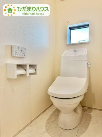 野田市清水619番1　新築戸建　E号棟のトイレ|小窓が付いているので、トイレも明るい空間になっております♪							
