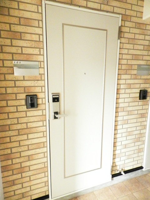 リバースマウンテン弐番館の玄関