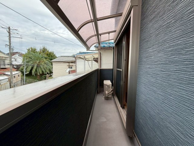 【バルコニー】 | 深井北町　中古一戸建 | バルコニーに屋根ついてますので、突然の雨も洗濯ものが濡れにくく嬉しいですね！