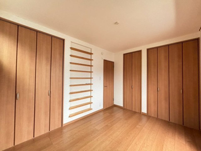 【洋室】 | 深井北町　中古一戸建 | ローソンまで徒歩６分！スギ薬局まで徒歩７分！ロイヤルホームセンターまで徒歩２分！お買い物に便利な立地ですよ♪