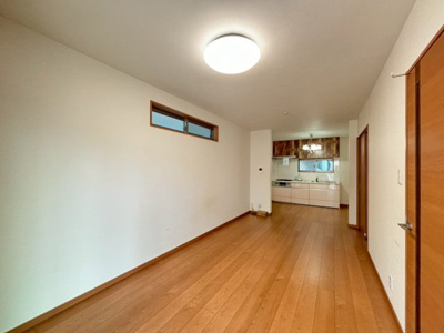 【居間・リビング】 | 深井北町　中古一戸建 | ＬＤＫ約１４．２５帖！！ゆとりあるリビングに家族の時間も増えますね♪２面採光の明るいリビングですよ！