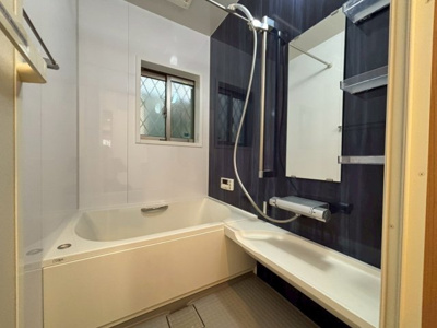 【浴室】 | 深井北町　中古一戸建 | 浴室に窓が付いているので、換気ができて湿気やカビ防止になりますよ！