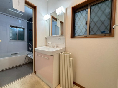 【洗面所】 | 深井北町　中古一戸建 | シャワー付き洗面台ですので、寝ぐせ直しもラクラクですね！洗面室へはリビングからと廊下からの２方向から出入りできるので、家事の効率も上がりますね！