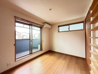 【洋室】 | 深井北町　中古一戸建 | ２面採光の居室ありますよ！明るく風通しの良い室内に気持ちも明るくなりますね♪