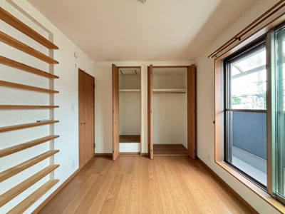 【寝室】 | 深井北町　中古一戸建 | 【全室収納有】収納スペース充実してますよ！綺麗な室内が保てますね！家族の思い出も大切にしまっておけますね！