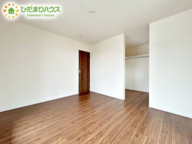 【寝室】 | ひたちなか市稲田10期　新築戸建　3号棟 | バルコニーに面していて、たっぷり光りの入る明るい主寝室です！