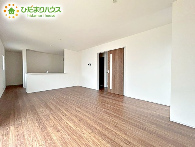 【居間・リビング】 | ひたちなか市稲田10期　新築戸建　3号棟 | リビングの大きな窓からは、暖かな日の光が降り注ぎます・・・