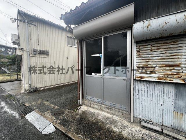 共友メリヤス有限会社3番倉庫の玄関