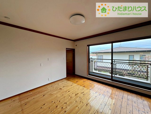 ひたちなか市大字馬渡　中古戸建の寝室|バルコニーに面していて、たっぷり光りの入る明るい主寝室です！