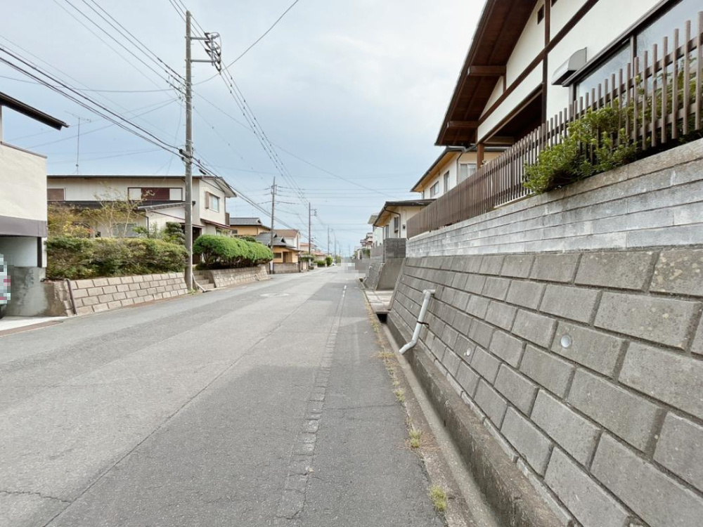ひたちなか市大字馬渡　中古戸建の前面道路含む現地写真