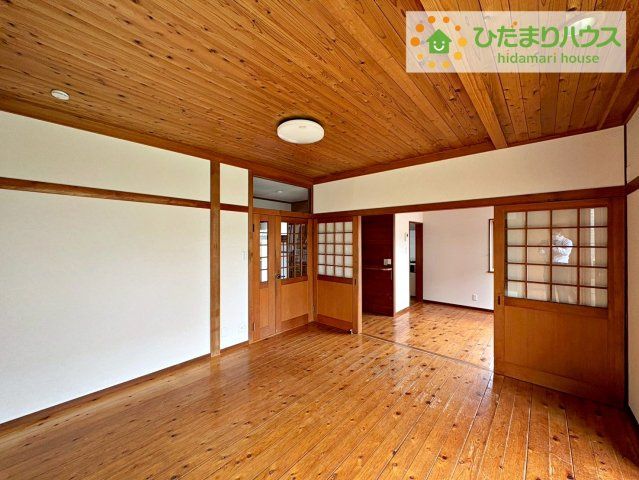 ひたちなか市大字馬渡　中古戸建の居間・リビング|リビング大きな窓からは、暖かな日の光が降り注ぎます・・・