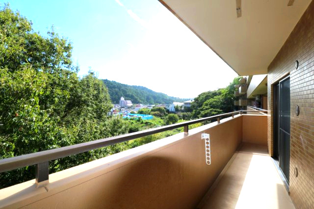 リノベーション済　ナイスステージ葉山1階のバルコニー|広々としたバルコニー