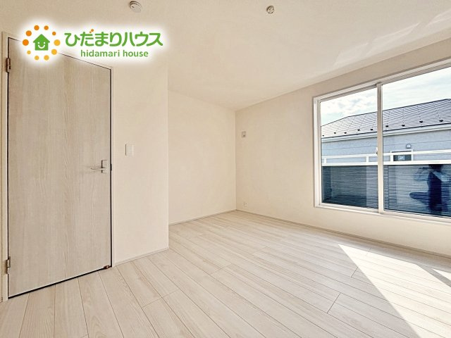 【寝室】 | ひたちなか市稲田10期　新築戸建　6号棟 | 壁紙はシンプルで清潔なホワイトで統一しています。朝の光をたっぷり浴びながら一日をスタート！目覚めは明るくあたたかな場所で。