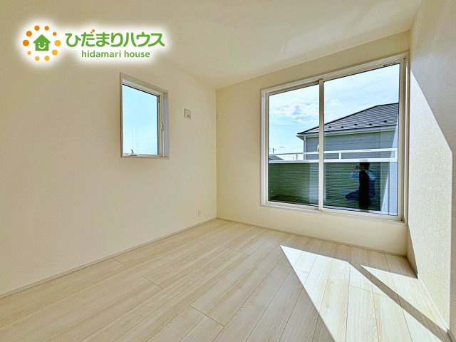 【洋室】 | ひたちなか市稲田10期　新築戸建　6号棟 | 白い壁の洋室は、太陽の光だけでも十分明るく感じられますね