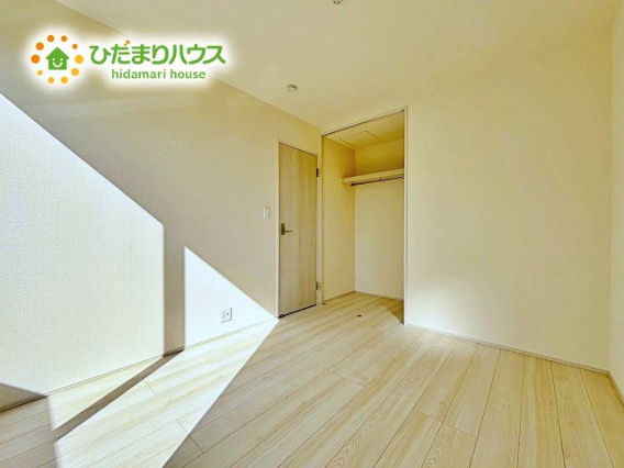 【洋室】 | ひたちなか市稲田10期　新築戸建　6号棟 | お日様の光とさわやかな風をたっぷりとりこめます。室内はいつも明るい印象なので気持ちの良い朝を迎えられます。毎日の生活も明るくなりそうです。　　