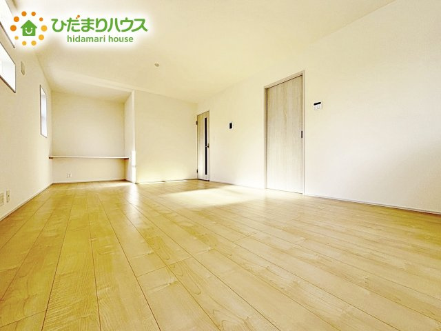 【居間・リビング】 | ひたちなか市稲田10期　新築戸建　6号棟 | ホワイトを基調としたLDKは、明るく上品な心地よさを演出してくれます。空間に広がりをもたらし、より一層広く感じさせてくれます。