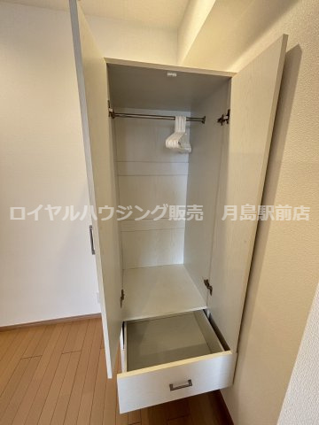 ☆寝室・洋室2か所に収納がございます☆