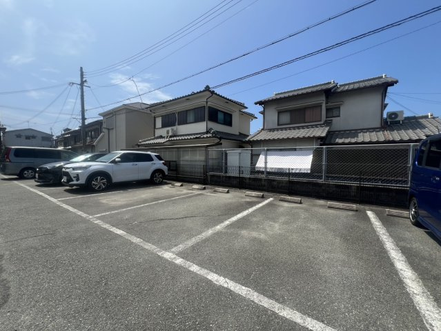 シャーメゾンアナナスの駐車場